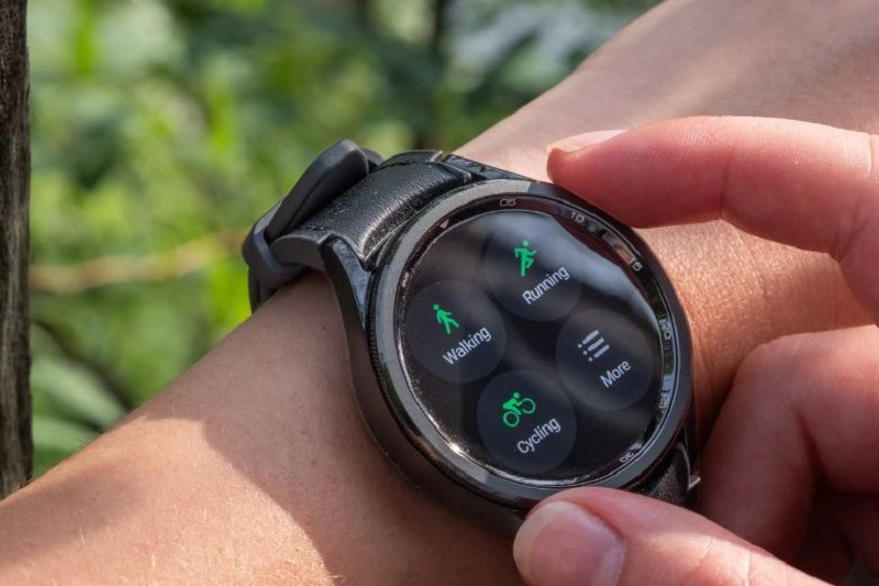 Đồng hồ Samsung Galaxy Watch 6 Classic với thiết kế thanh lịch và độ bền cao, lý tưởng cho đồng hồ theo dõi sức khỏe cho nữ.