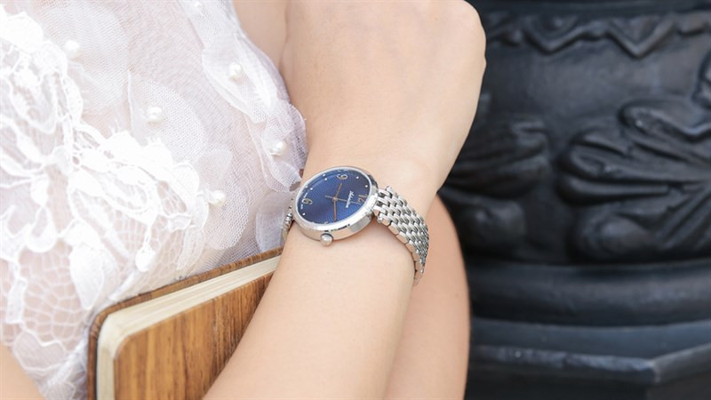 Họa tiết nổi bật trên mặt số Adriatica A3438.5175Q, tạo điểm nhấn khi mua đồng hồ thời trang nữ