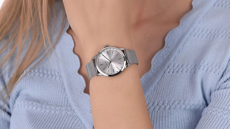 Thiết kế mỏng nhẹ và vật liệu cao cấp của Esprit ES1L276M0045, mang lại trải nghiệm thoải mái khi mua đồng hồ thời trang nữ