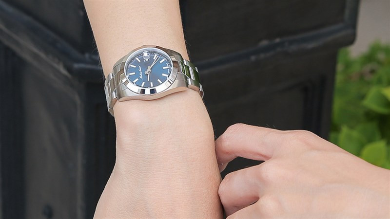 Dây đeo ôm tay và cảm giác thoải mái khi đeo Mathey Tissot D450ABU, trải nghiệm tuyệt vời khi mua đồng hồ thời trang nữ