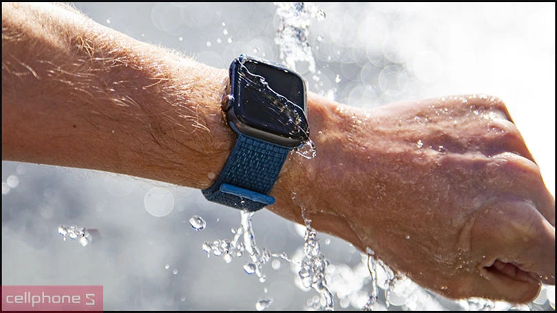 Apple Watch chống nước được đeo trên tay, minh họa khả năng sử dụng linh hoạt