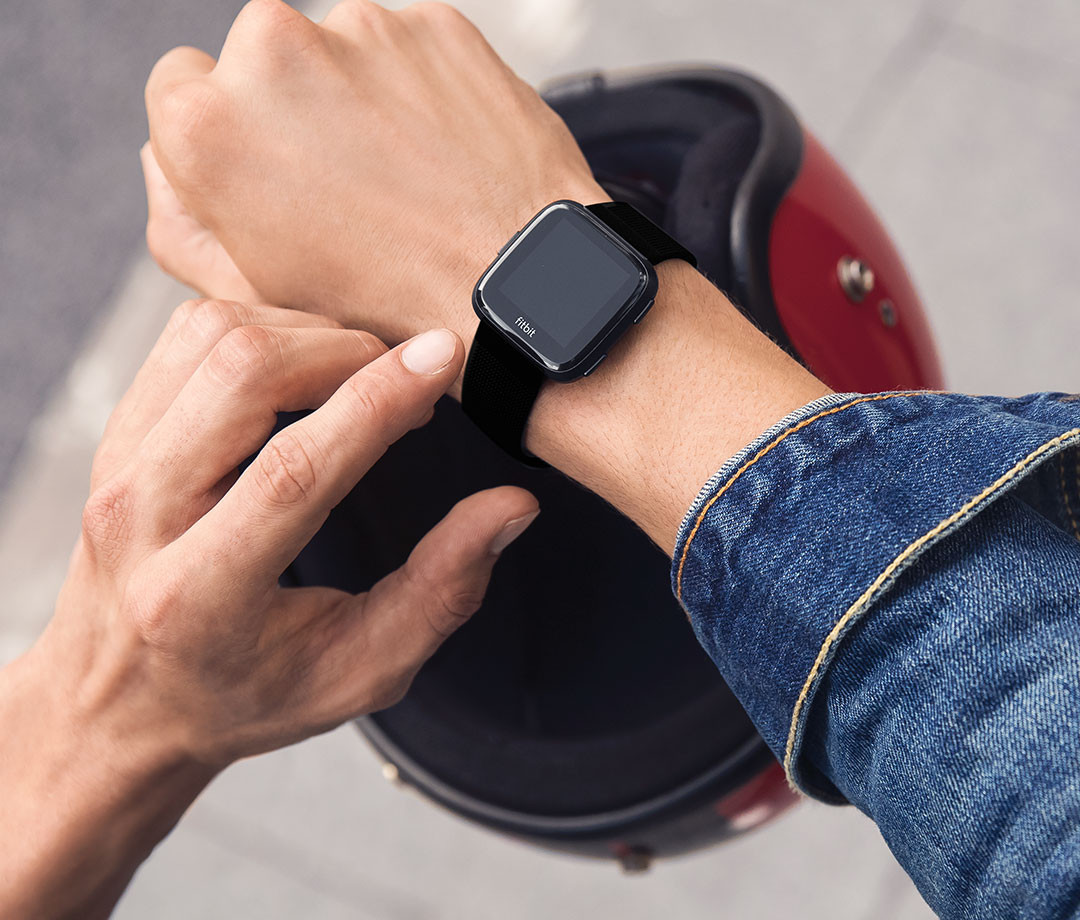 Đồng hồ thông minh Fitbit Versa, thiết kế nữ tính cho người tìm đồng hồ đi bơi giá rẻ.