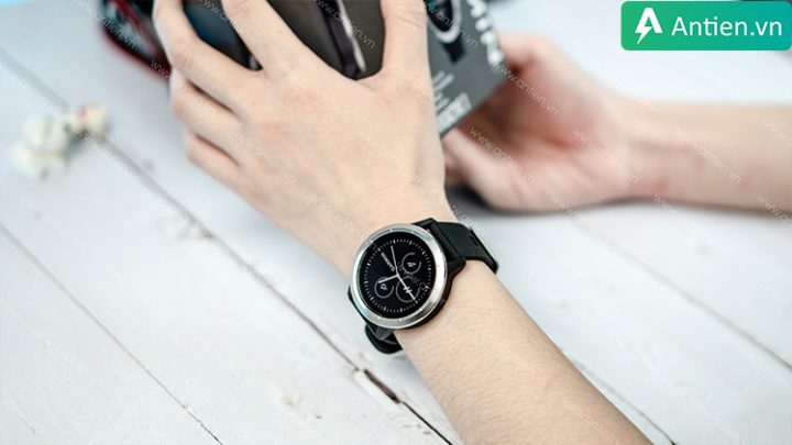 Đồng hồ Garmin Vivoactive 3 viền thép không gỉ, mẫu đồng hồ đi bơi giá rẻ được ưa chuộng.