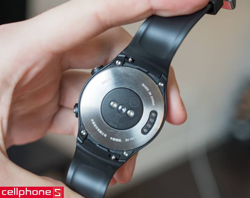 Chi tiết mặt sau của đồng hồ thông minh Huawei Watch 2 với cảm biến và sạc không dây
