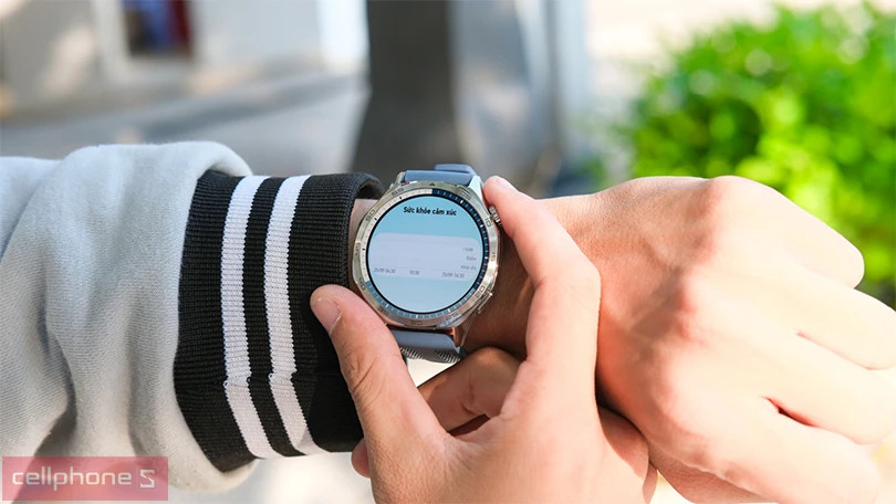 Khả năng chống nước 5ATM của đồng hồ dây vải Huawei Watch GT5
