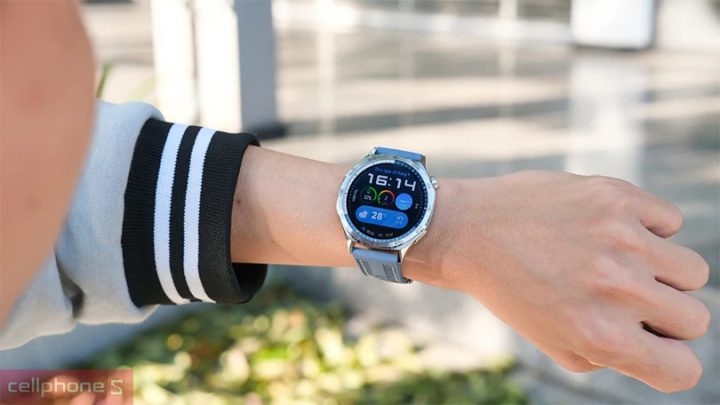 Dây đồng hồ Huawei Watch GT vải bền bỉ trên Huawei Watch GT5 màu sắc trẻ trung.