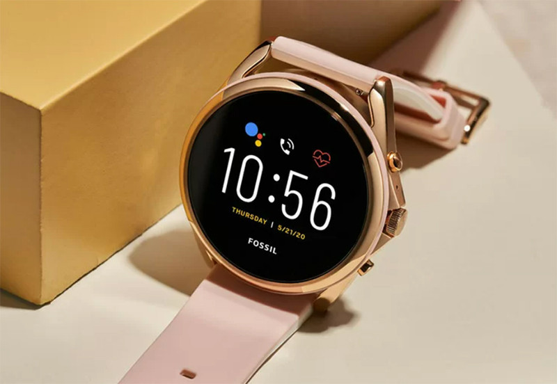Đồng hồ thông minh Fossil màu hồng rose gold với thiết kế thanh lịch, sang trọng trên tay nữ