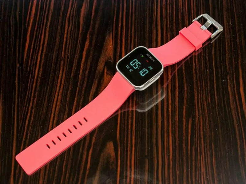 Sony Smartwatch màu hồng nhạt với thiết kế mặt vuông và dây cao su mềm mại