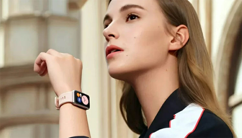 Huawei Smartwatch màu hồng với màn hình AMOLED sắc nét, chống nước hiệu quả