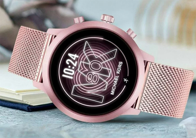 Michael Kors Access màu hồng ánh kim sang trọng, thiết kế mặt tròn cổ điển