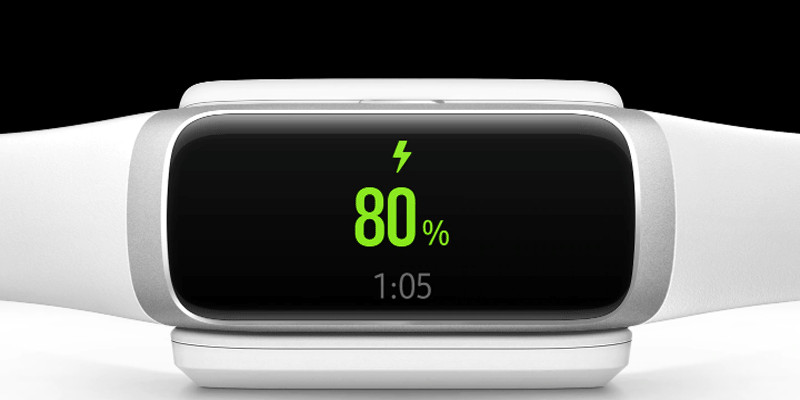 Thiết kế gọn nhẹ và pin bền bỉ của đồng hồ thông minh Samsung Gear Fit cho trải nghiệm cả ngày dài.