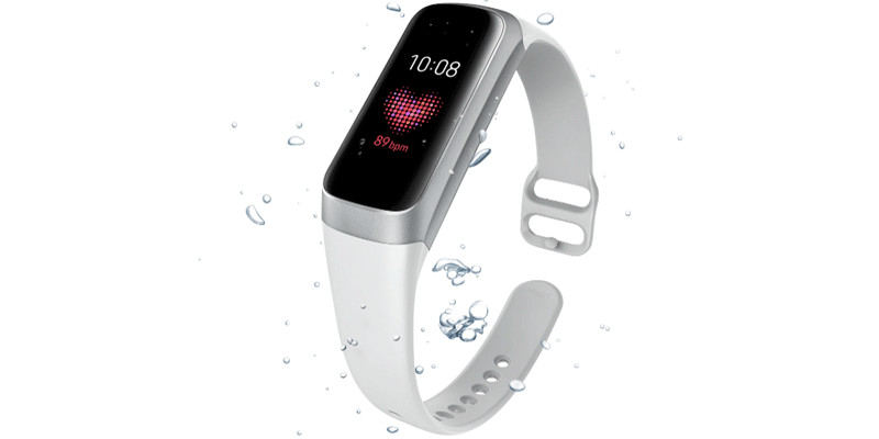 Đồng hồ thể thao Samsung Gear Fit với khả năng kháng nước 5ATM và độ bền chuẩn quân đội.