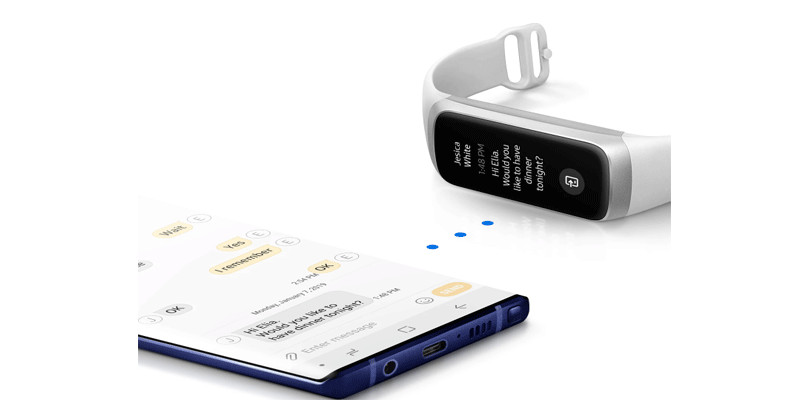 Đồng hồ thông minh Samsung Gear Fit hiển thị thông báo và hỗ trợ tính năng đa múi giờ.