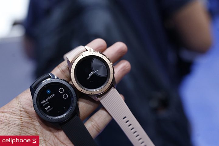 Đồng hồ Samsung Galaxy Watch 42mm màu đen trên cổ tay, thể hiện thiết kế mặt tròn cổ điển và dây đeo Braloba tinh tế.