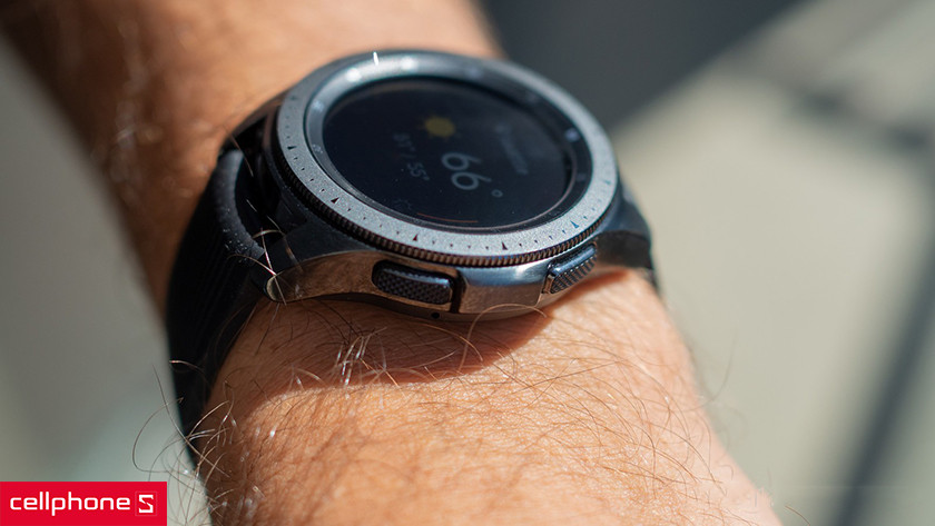 Màn hình đồng hồ Samsung Galaxy Watch 42mm hiển thị dữ liệu theo dõi sức khỏe, nổi bật tính năng quản lý căng thẳng và giấc ngủ.
