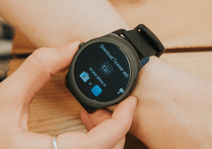 Người dùng sử dụng đồng hồ thông minh Ticwatch 2 để theo dõi tập luyện