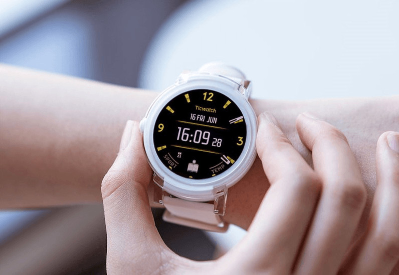 Đồng hồ thông minh Ticwatch kết nối với điện thoại để sử dụng
