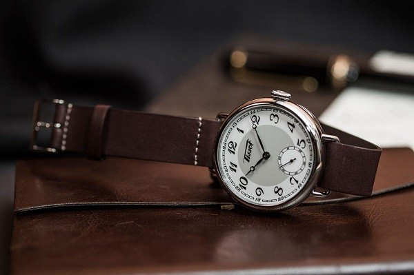 Đồng hồ Tissot trên cổ tay minh họa sự phổ biến của thương hiệu và hàng nhái