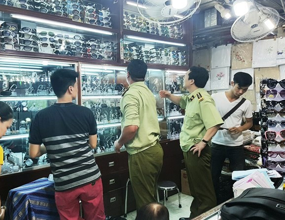 Cảnh sát và hải quan xử lý hàng lậu, biểu tượng của sự răn đe chống đồng hồ Tissot fake