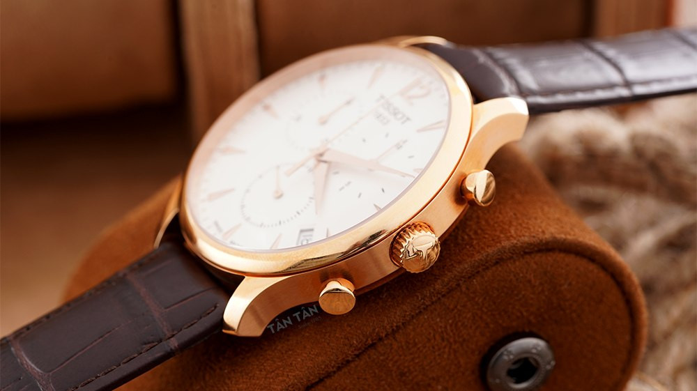 Vỏ thép 42mm mạ vàng hồng và các nút bấm chronograph trên đồng hồ Tissot T063.617.36.037.00