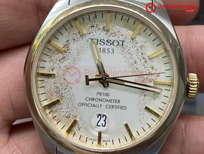 Đồng hồ Tissot vào nước, mặt kính bị hơi nước bám vào gây ảnh hưởng đến bộ máy và làm đồng hồ chạy chậm