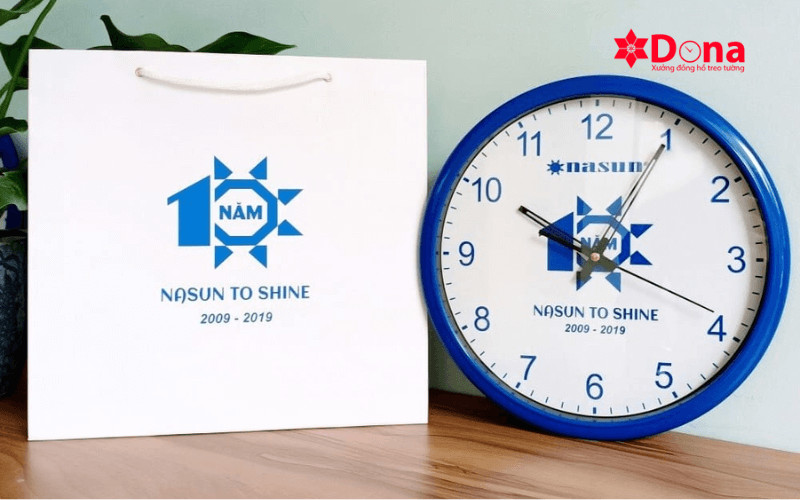 Đồng hồ treo tường in logo có hộp dây xách in ấn tinh tế
