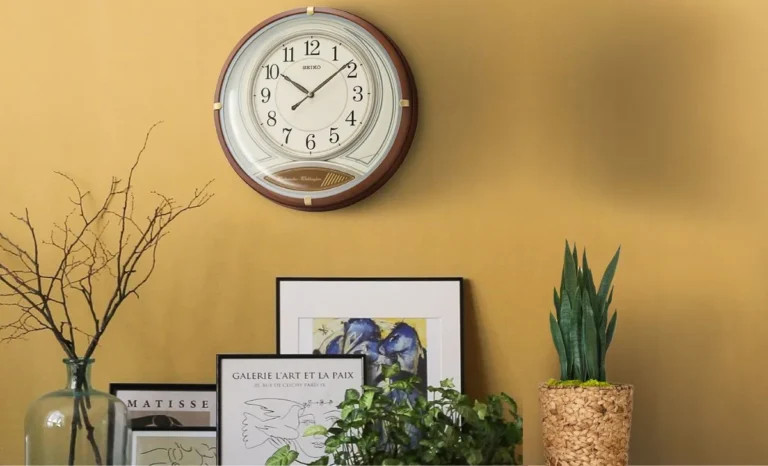 Đồng hồ treo tường hình tròn hoặc oval biểu tượng cho sự viên mãn