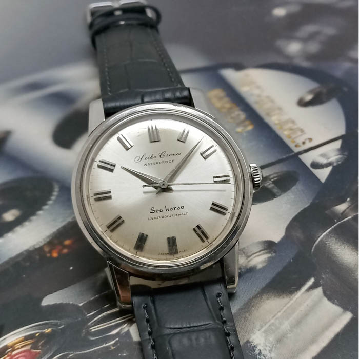 Đồng hồ Handwinding, một loại đồng hồ cơ truyền thống cần lên dây cót bằng tay.