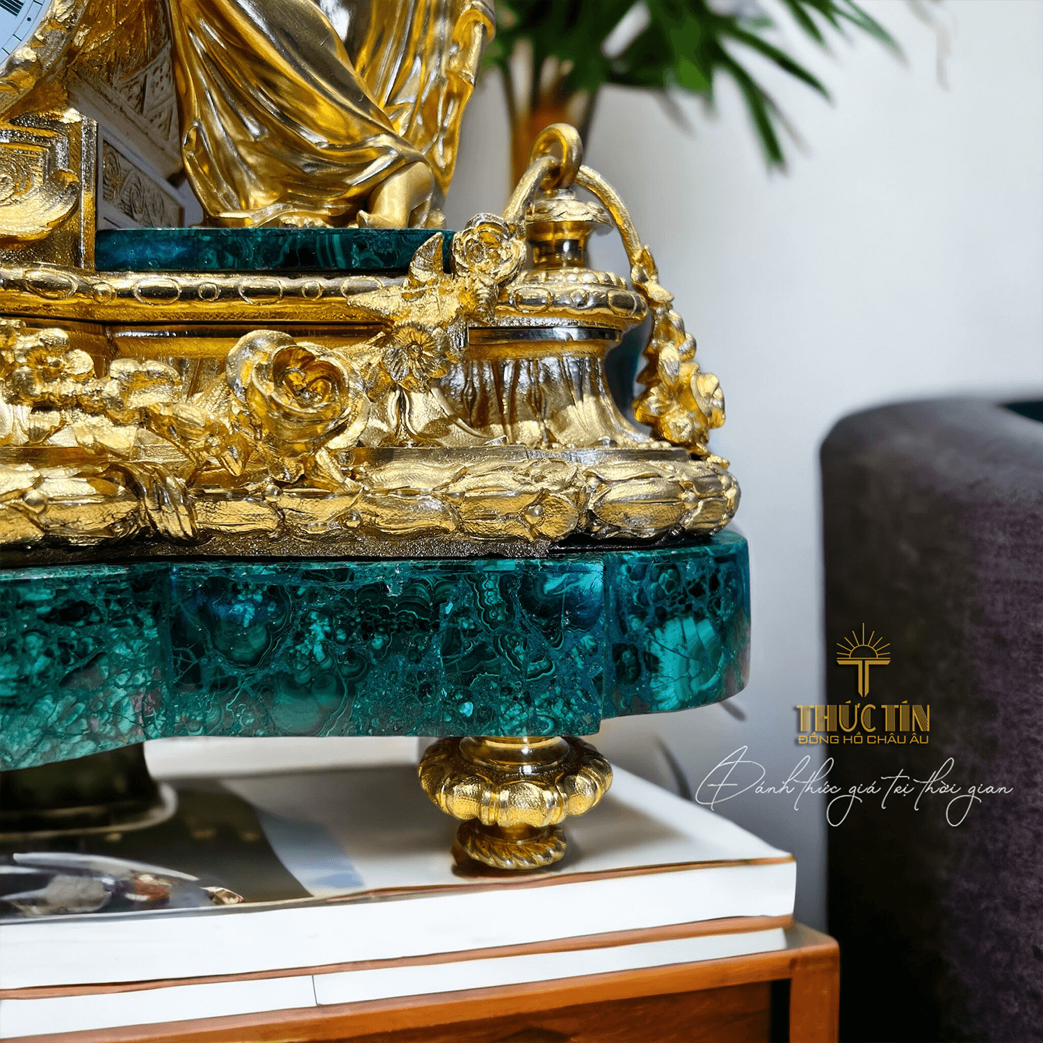 Đồng hồ tượng Cô Gái bên cây đàn, thể hiện sự lãng mạn và nghệ thuật trong các mẫu đồng hồ cổ