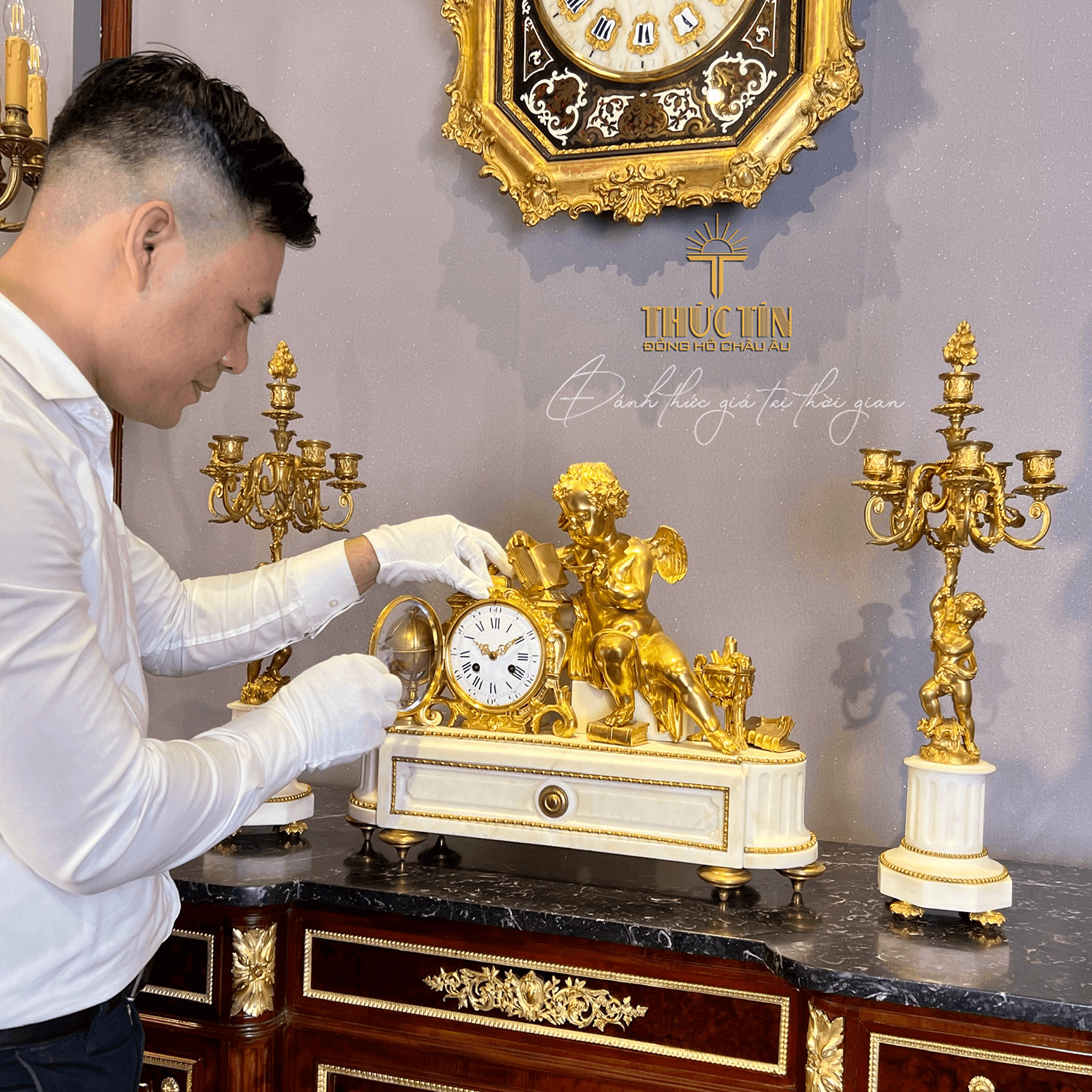 Đồng hồ tượng cổ châu Âu với chi tiết chạm khắc tinh xảo, thể hiện niềm đam mê thú sưu tầm đồng hồ cổ