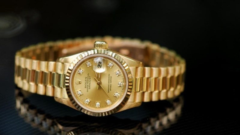 Đồng hồ bọc vàng sử dụng vàng 18K dát mỏng rồi bọc lên một vật kim loại khác