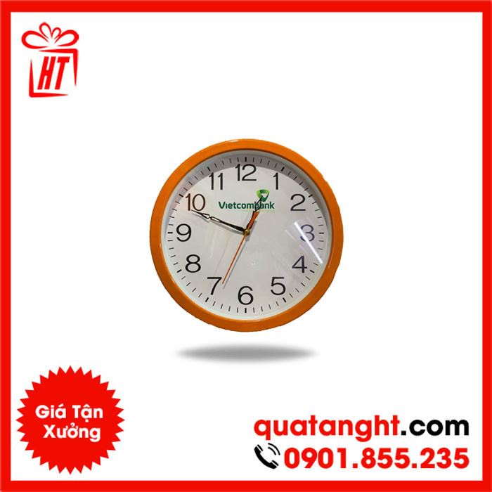 Đồng hồ treo tường với logo VCB