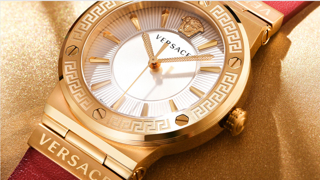 Kiểm tra kỹ mặt đồng hồ Versace, đặc biệt là logo Medusa và thông tin khắc trên mặt số, là cách nhận biết đồng hồ Versace chính hãng hiệu quả.