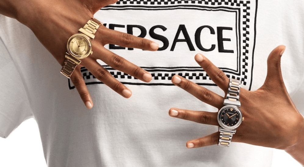 Dây đeo đồng hồ Versace chính hãng được chế tác tỉ mỉ từ thép không gỉ hoặc da thật, với các họa tiết và logo sắc nét, giúp phân biệt hàng thật và giả.