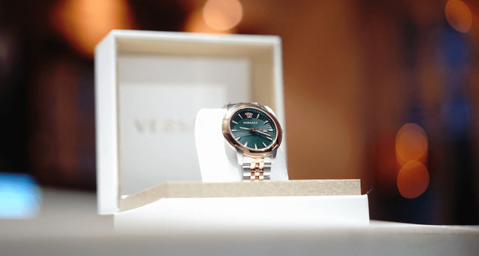 Hộp đựng đồng hồ Versace chính hãng có màu sắc và in ấn đặc trưng, đi kèm đầy đủ sách hướng dẫn, tag và thẻ bảo hành, là yếu tố quan trọng để xác định nguồn gốc và tính xác thực.
