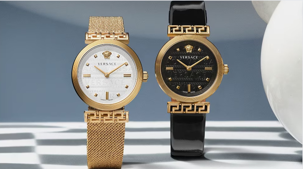 Chiếc đồng hồ Versace đầu tiên ra mắt năm 1988, đánh dấu sự mở rộng của thương hiệu thời trang Ý sang lĩnh vực chế tác đồng hồ, khẳng định nguồn gốc và chất lượng Ý - Thụy Sĩ.