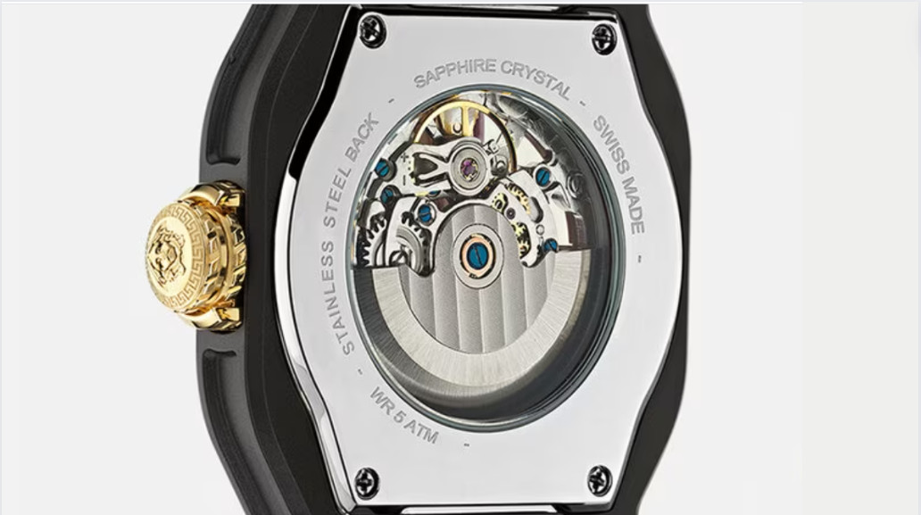Đồng hồ Versace sử dụng bộ máy thạch anh Thụy Sĩ cao cấp, đảm bảo độ chính xác và bền bỉ, phản ánh sự kết hợp giữa thiết kế Ý và kỹ thuật đồng hồ Thụy Sĩ.