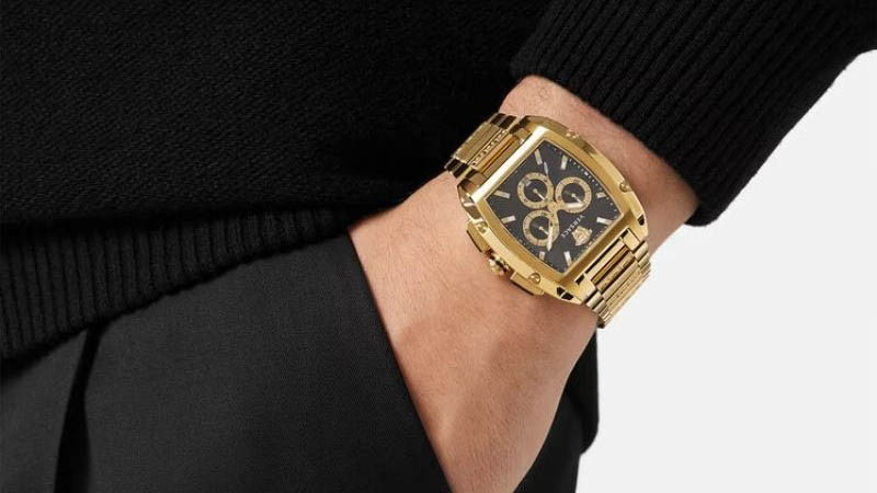 Thiết kế đồng hồ Versace mang đậm nét cổ điển và hiện đại, thể hiện sự kết hợp hoàn hảo giữa nghệ thuật thời trang Ý và kỹ thuật chế tác đồng hồ Thụy Sĩ.