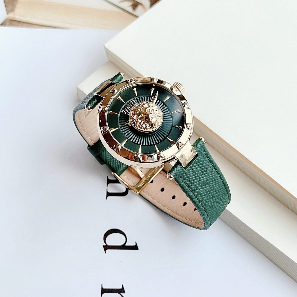 Chi tiết khóa cài và dây da của đồng hồ Versace nữ xanh lá