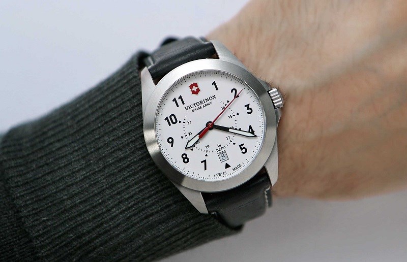 Giá Đồng Hồ Victorinox Swiss Army: Từ Di Sản Huyền Thoại Đến Chất Lượng Đẳng Cấp Thụy Sĩ
