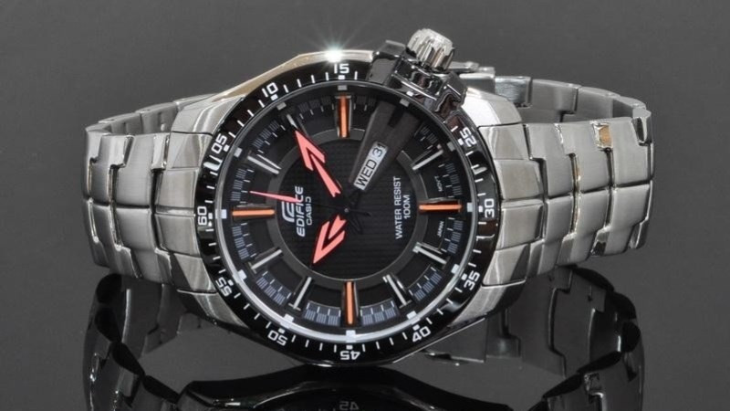 Casio Edifice, một thương hiệu cạnh tranh trong cùng phân khúc.