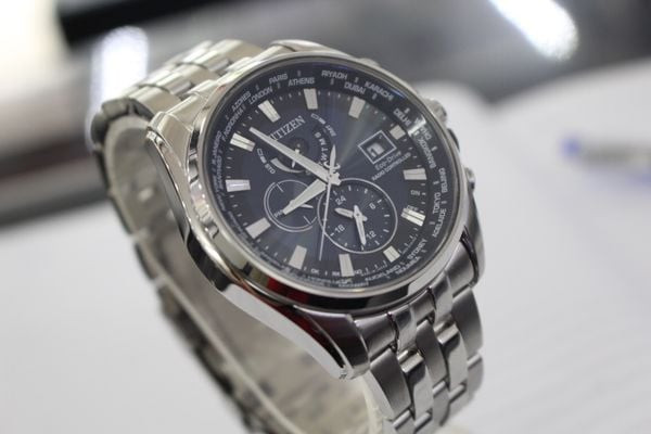 Đồng hồ Citizen Eco-Drive Radio Controlled dành cho nam với mặt số phức tạp, thể hiện tính năng tự động cập nhật giờ qua sóng vô tuyến.