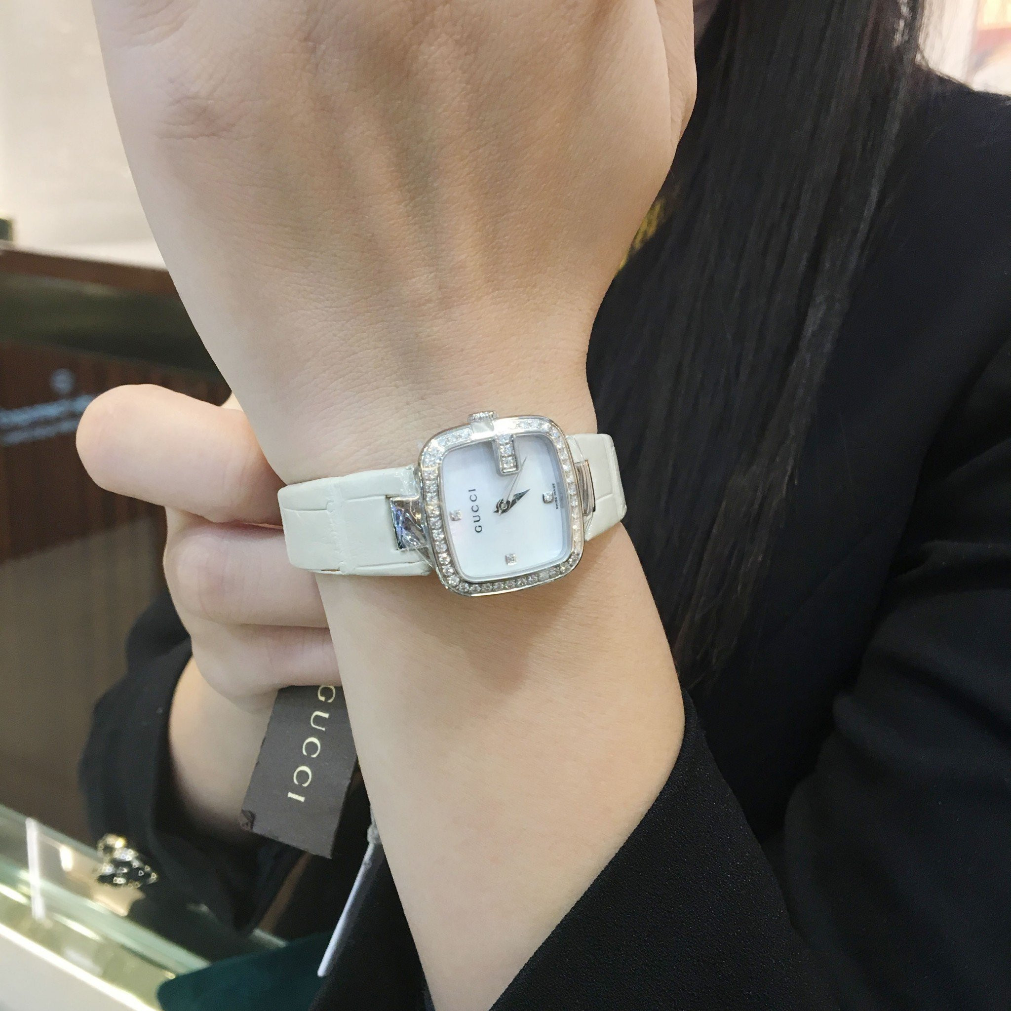Đồng hồ Gucci nữ mặt chữ nhật YA125514 dạng lắc tay với mặt khảm trai và kim cương