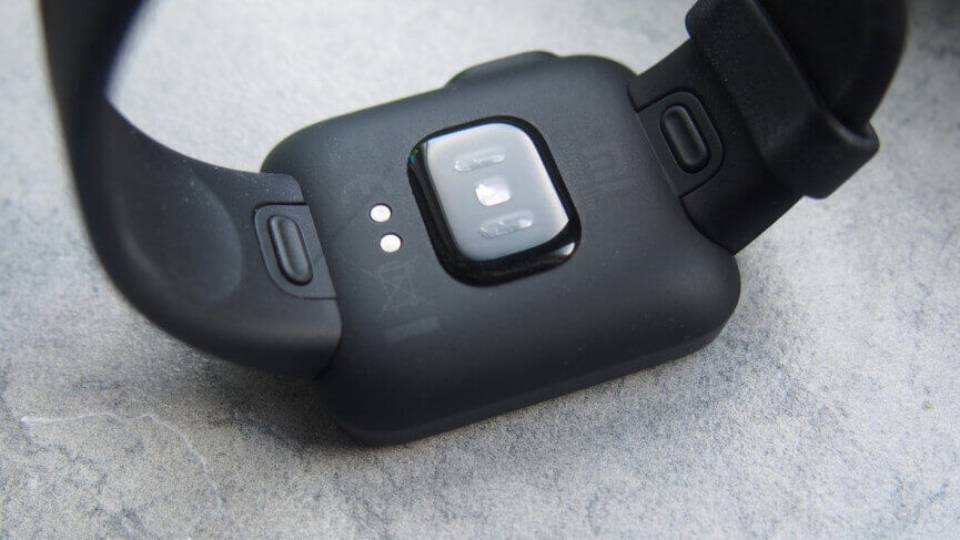Xiaomi Mi Watch Lite trên đế sạc, minh họa khả năng sạc nhanh và thời lượng pin dài