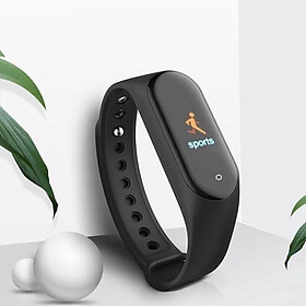 Đồng hồ thông minh Smart Bracelet M4 trên cổ tay, sẵn sàng sử dụng