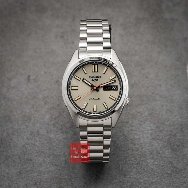 Đồng hồ Seiko 5 Sport SRPK91K1 với dây đồng hồ kim loại, nhìn từ góc nghiêng