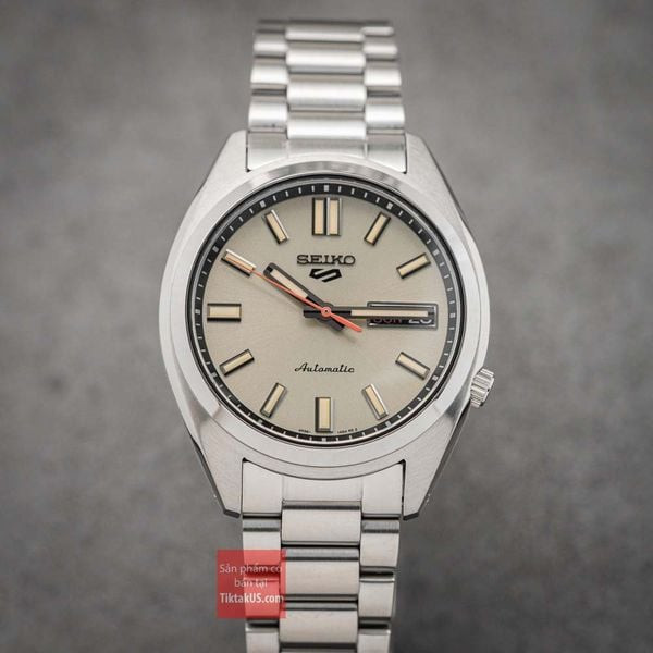Cận cảnh mặt số và dây đồng hồ Seiko 5 Sport kim loại trên cổ tay