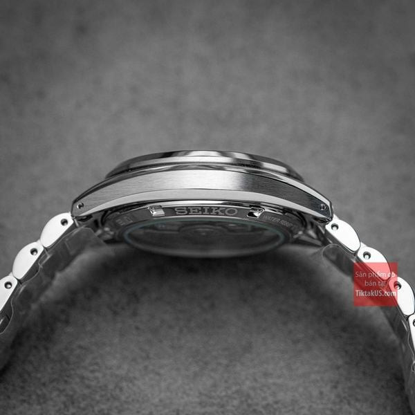 Chi tiết mặt số đồng hồ Seiko 5 Sport SRPK91K1 và phần dây đồng hồ gắn vào vỏ