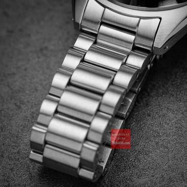 Mặt sau và dây đồng hồ Seiko 5 Sport kim loại của mẫu SRPK91K1