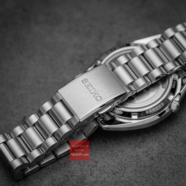 Mặt đồng hồ và dây đồng hồ Seiko 5 Sport SRPK91K1 đặt trên bề mặt phẳng